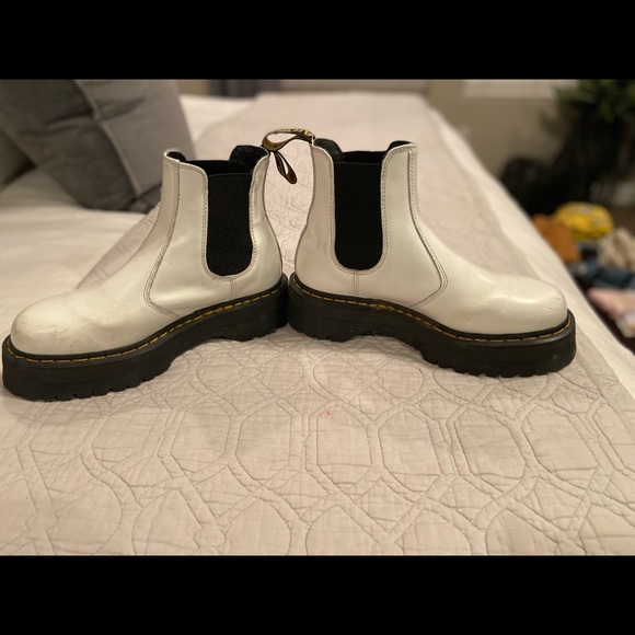 ❌SOLD❌ Dr. Martens 2976 Quad Chelsey boots in white. - Picture 4 of 8
